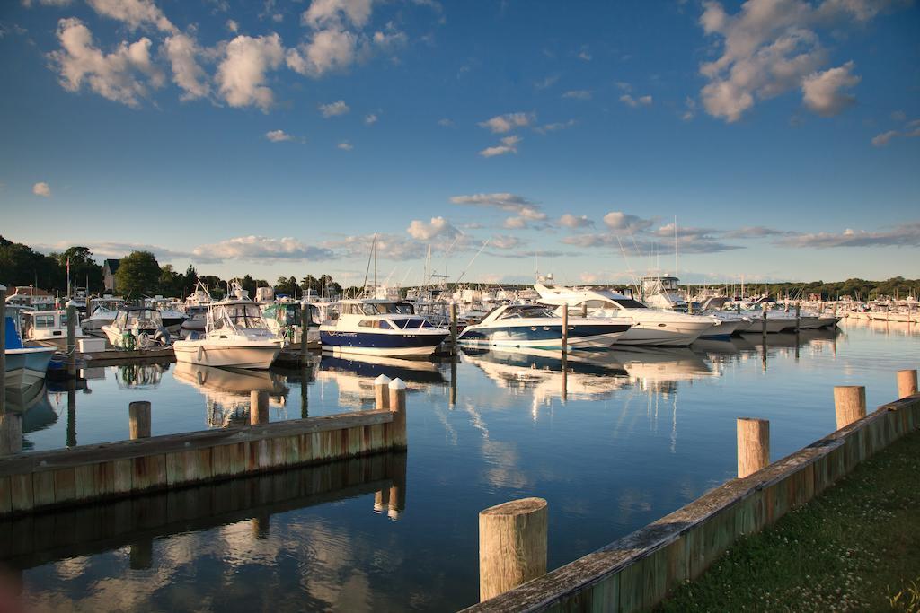 Inn At Harbor Hill Marina Ніантик Екстер'єр фото